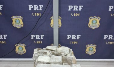 Morador de Viçosa capota carro e é preso após perseguição policial em Juiz de Fora