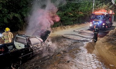 Pick-up pega fogo no bairro União em Viçosa
