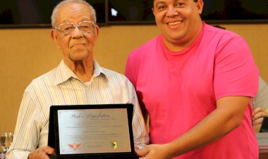 Cabeleireiro é homenageado na Câmara por décadas de dedicação em Viçosa