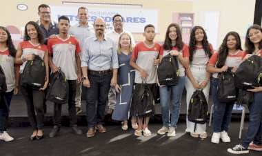 Governo de Minas distribui kits escolares para 20 escolas da microrregião