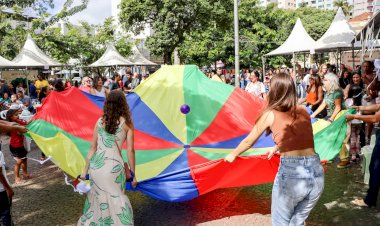 Dia do Brincar da PMV reuniu centenas de crianças na praça Silviano Brandão