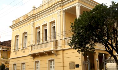 Prefeitura premia alunos em concurso que homenageia Arthur Bernardes