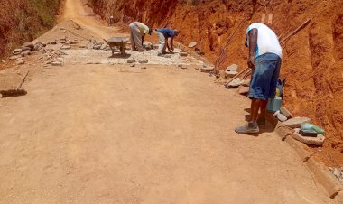 Prefeitura continua obras de pavimentação em Nova Viçosa