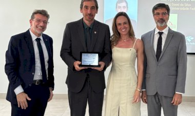 Reitor da UFV recebe menção honrosa da Receita Federal