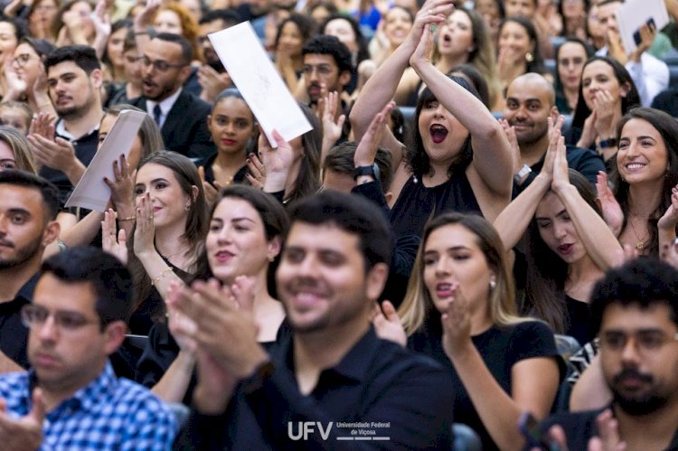 Mestres e doutores da UFV recebem certificados em cerimônia