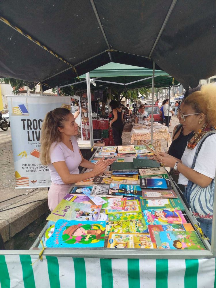 Troca de Livros retoma atividades na Feira Livre