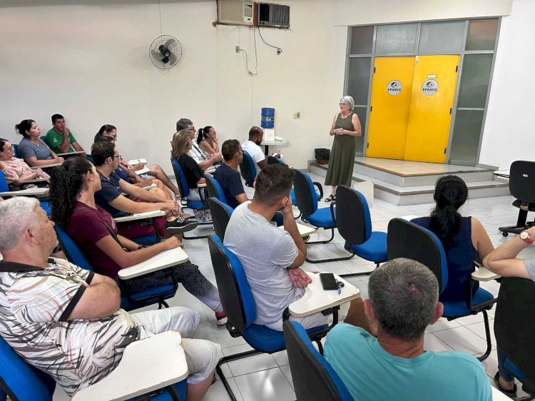 Feirantes de Viçosa participam de capacitação da Emater