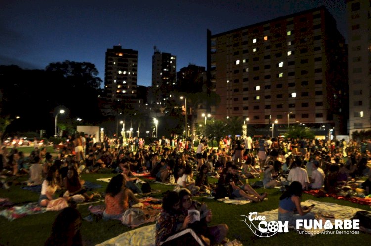 Cinecom promove exibição gratuita de filme no gramado das Quatro Pilastras da UFV