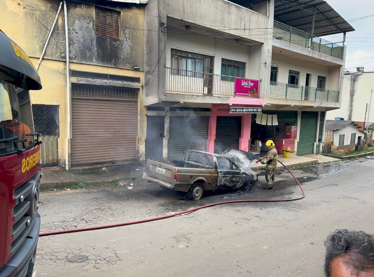 Caminhonete pega fogo no bairro Nova Viçosa em Viçosa