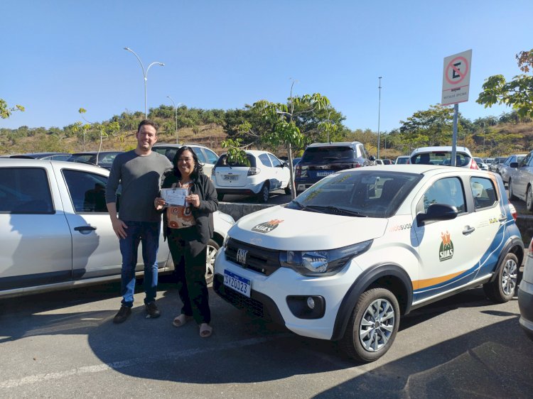 Lar dos Velhinhos recebe veículo para transporte de idosos