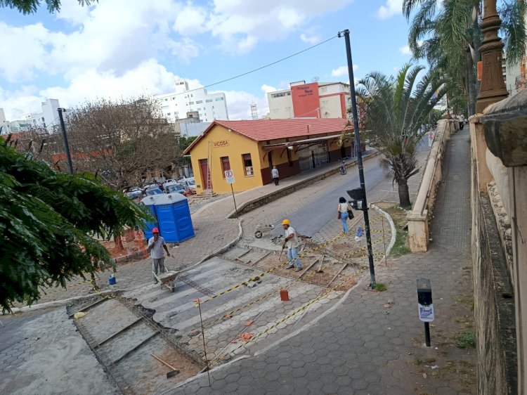 Revitalização da Praça Hervé Cordovil segue com construção de faixa elevada