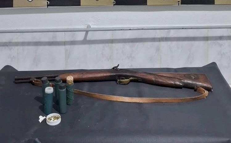 Pai é preso em Canaã após agredir e ameaçar filhas com espingarda