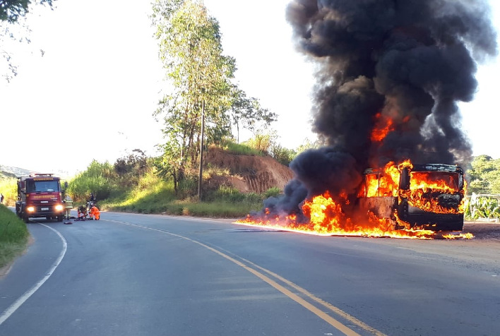 Ônibus pega fogo na BR 120, em Viçosa