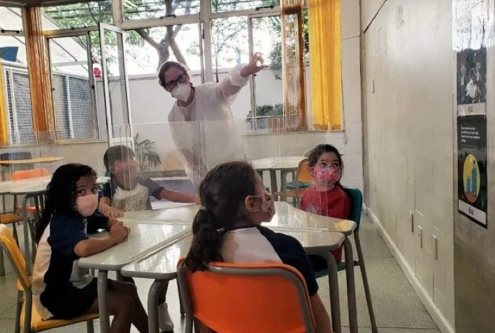 Professores da educação infantil começam a ser vacinados em Belo Horizonte