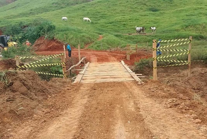 Prefeitura constrói ponte emergencial na zona rural