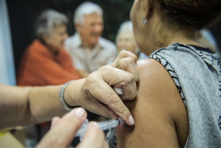 Teixeiras anuncia vacinação contra a gripe para idosos acima de 60 anos