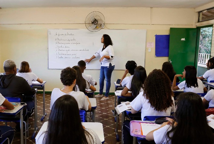 Governo de Minas publica nomeação de mil excedentes aprovados no concurso da Educação