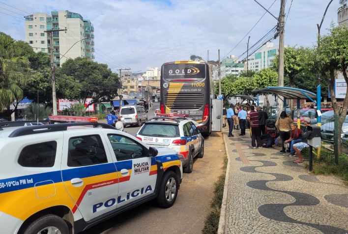 Suspeita de transporte de drogas em ônibus fretado mobiliza policiais no centro de Viçosa