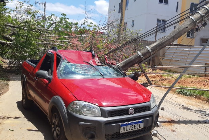 Poste cai em cima de veículo e motorista fica ferido em Silvestre