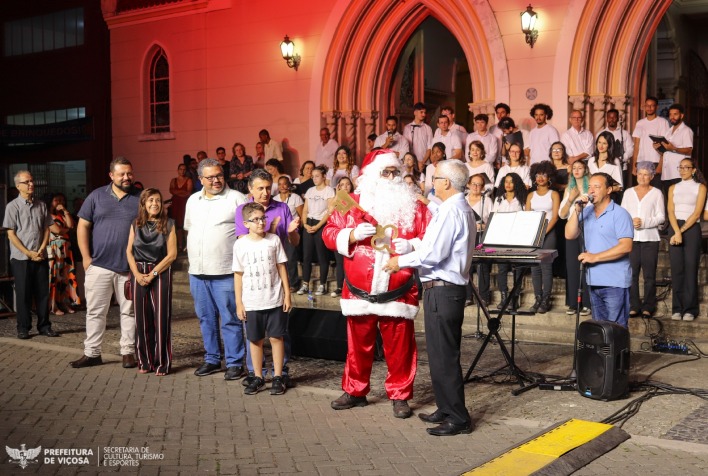 Viçosa abre festividades natalinas com entrega da chave da cidade ao Papai Noel