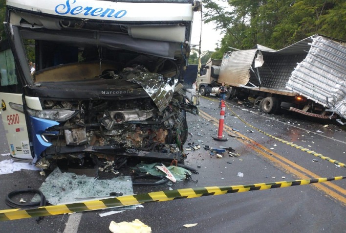 Colisão entre ônibus e carreta deixa um morto e oito feridos na BR-116 em Muriaé