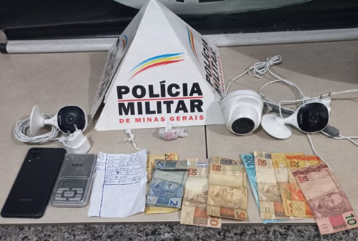 Quatro pessoas são presas por tráfico de drogas no Santo Antônio
