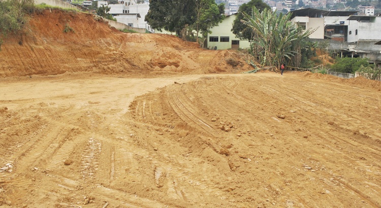 Quadra poliesportiva da Escola Municipal do Laranjal começa a ser construída