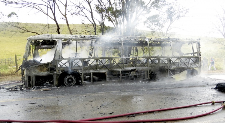 Juiz determina prisão preventiva de envolvidos no incêndio de coletivo no Fundão