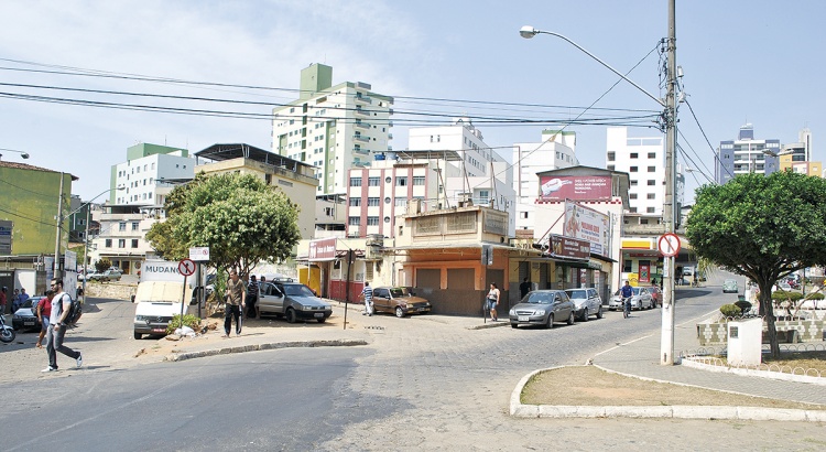 Imóveis na Praça Mário del Giudice continuam interditados