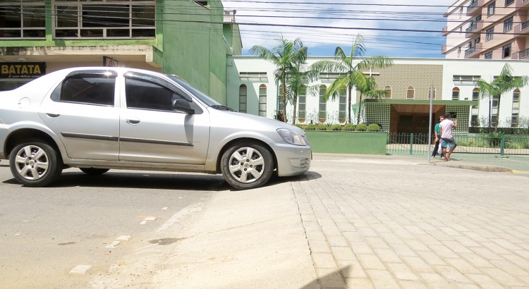 Motoristas reclamam das faixas elevadas de pedestre