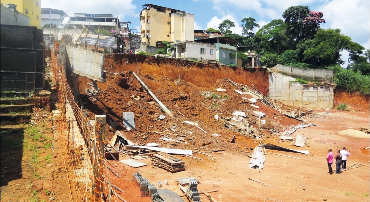 Construção desaba e leva parte de rua