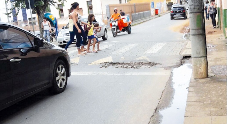 Desgaste prematuro da faixa elevada da Rua dos Passos