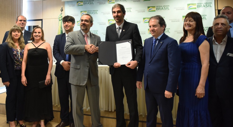 Demetrius toma posse como reitor da UFV na sede do MEC, em Brasília