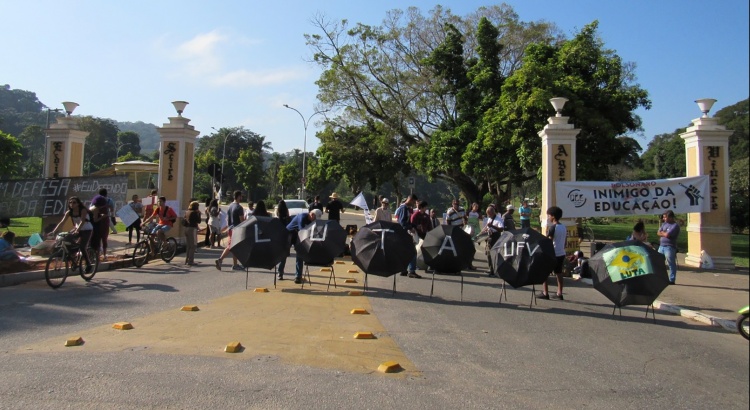 Manifestantes fazem protesto nesta quinta em Viçosa