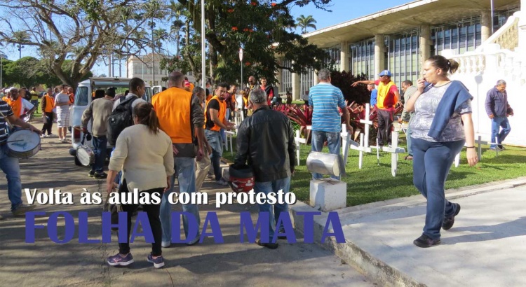 Volta às aulas da UFV é marcada por ato de greve dos técnicos-administrativos