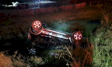 Carro capota e cai em brejo em São Geraldo