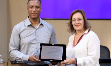 Câmara de Viçosa homenageia servidor com mais de 40 anos de atuação