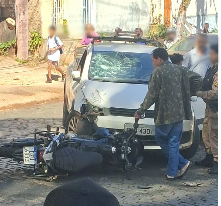Acidente entre carro e moto no centro de Viçosa deixa homem ferido