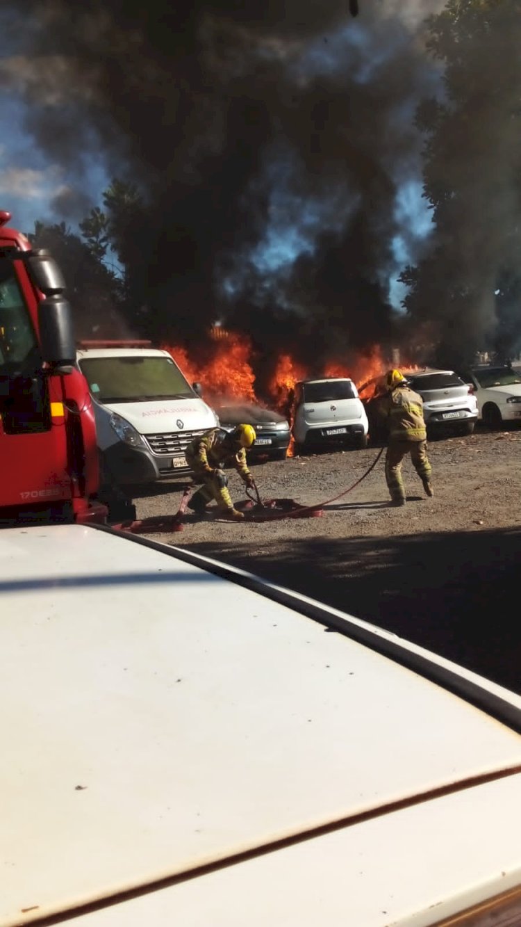 Incêndio atinge estacionamento da Secretaria Municipal de Saúde de Ubá