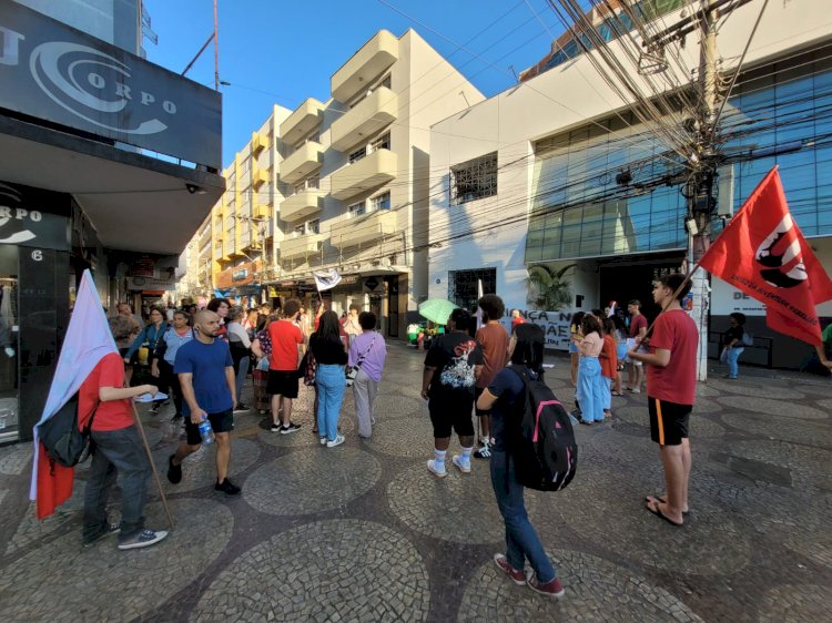 Manifestantes se reúnem no Calçadão de Viçosa contra PL do aborto