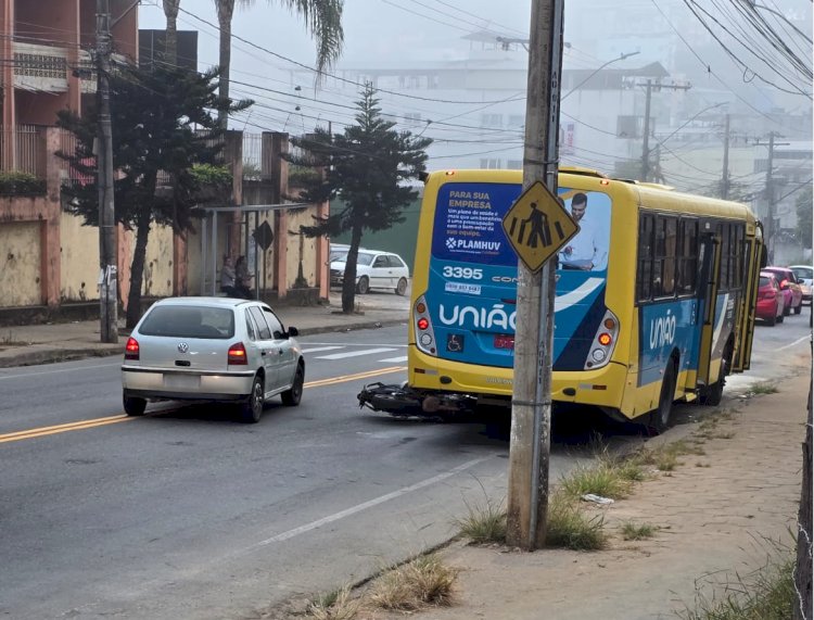 Motociclista fica ferido em colisão com ônibus em Viçosa