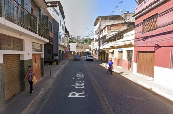 Mulher é atropelada por moto na Rua dos Passos