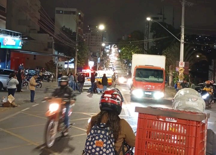 Câmera flagra idosa sendo atropelada por motocicleta na avenida Castelo Branco