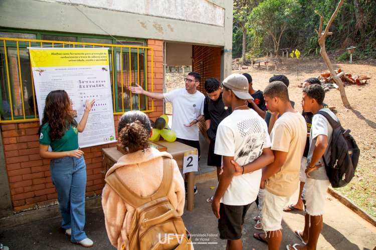 UFV recebe estudantes do ensino fundamental para comemoração do Dia Nacional das Abelhas