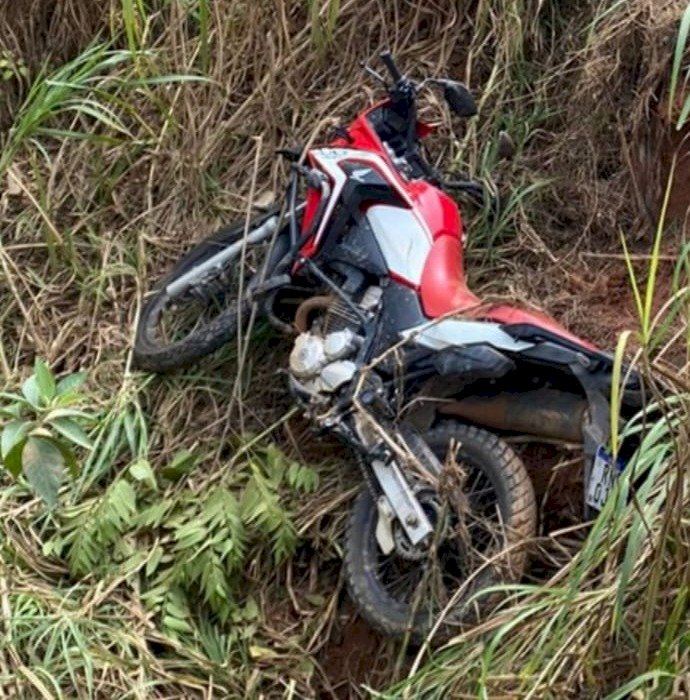 PM encontra moto usada em assalto a posto de combustível em Cajuri