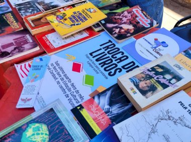 Prefeitura promove troca de livros na feira livre