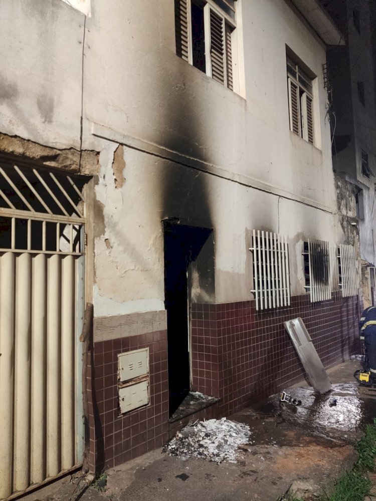 Incêndio em residência mobiliza bombeiros no centro de Viçosa