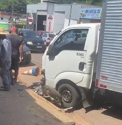 Motociclista fica ferido após colisão com caminhão em Viçosa