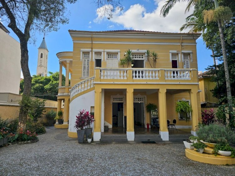 Casa Arthur Bernardes é palco de lançamento de livro