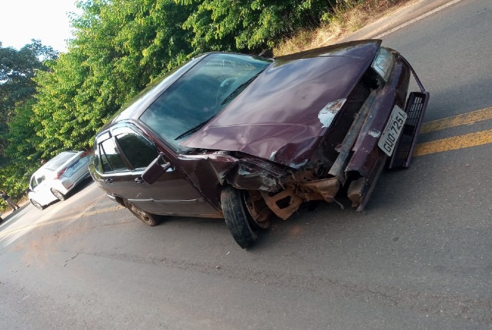 Colisão frontal é registrada  por celular na estrada de Ervália